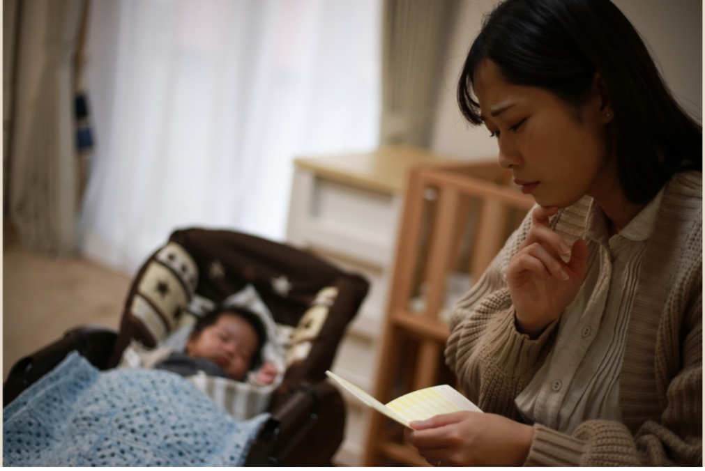 子育てとお金に悩むママ