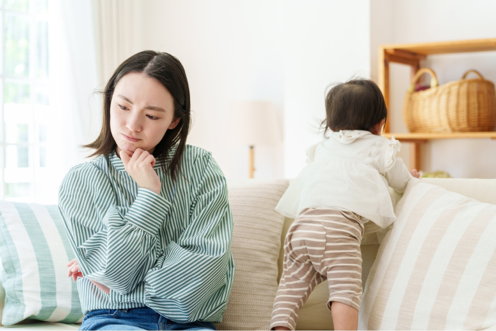 子育てのお金に悩むママ
