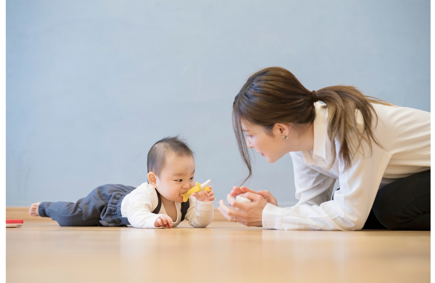 床にいるお母さんと赤ちゃん