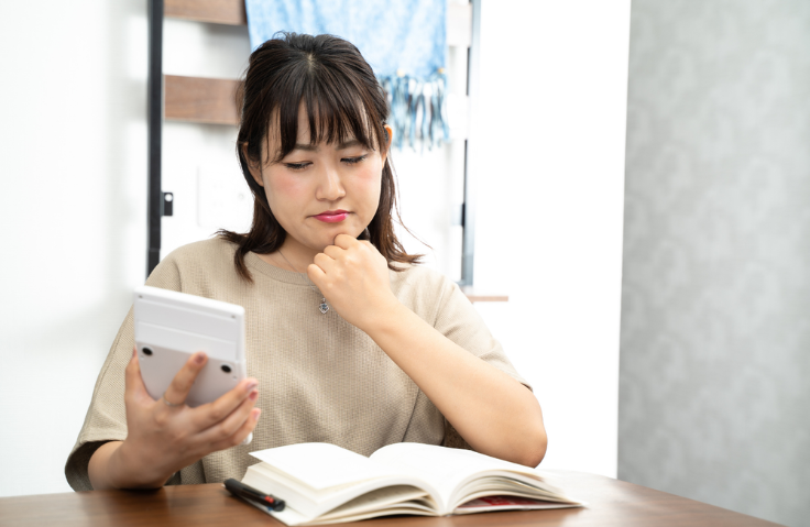 家計や保険の見直しに悩む専業主婦ママ