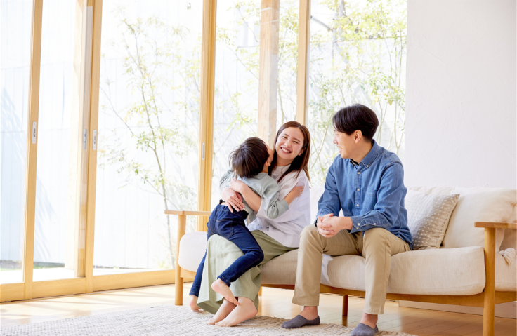 家計の見直しで不安が消え、笑顔の家族