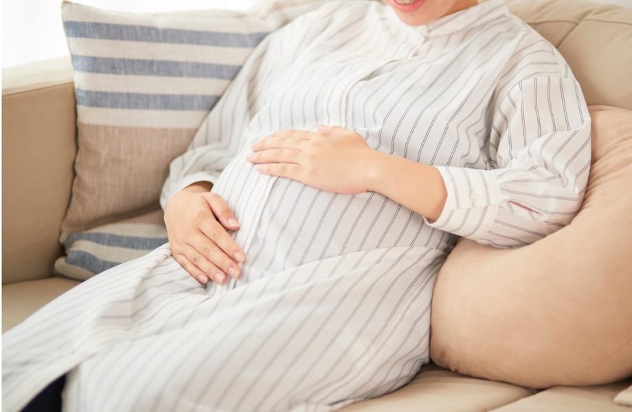 ソファで過ごす妊婦さん