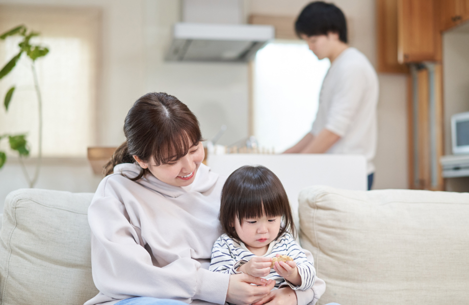 リビングで過ごす家族